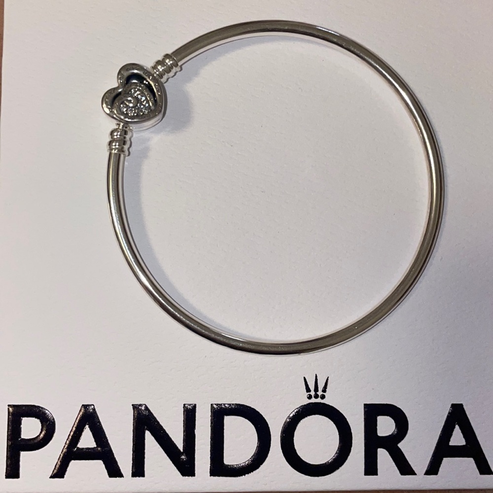 💞 PANDORA Moments: Entwined Infinite Hearts Clasp Bangle
